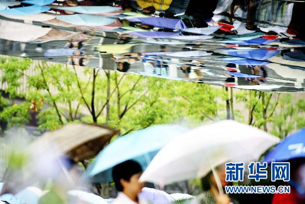 兰斯主场雨中激战，湿滑场地考验两队功底