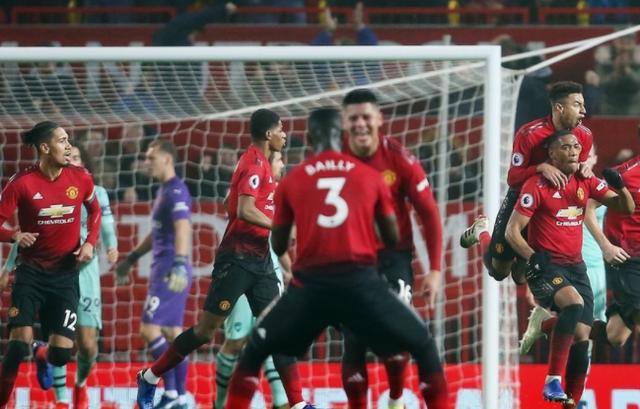  纽卡斯尔联主场雨战与曼联握手言和